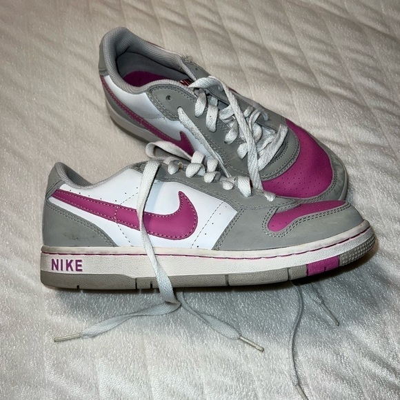 *GIRL'S Nike sneakers Sz 5 - Picture 3 of 7